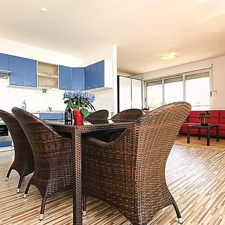 Three-bedroom In Appartement