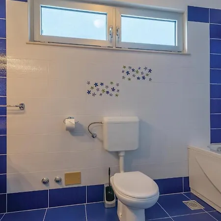 Three-bedroom In Appartement Kožino